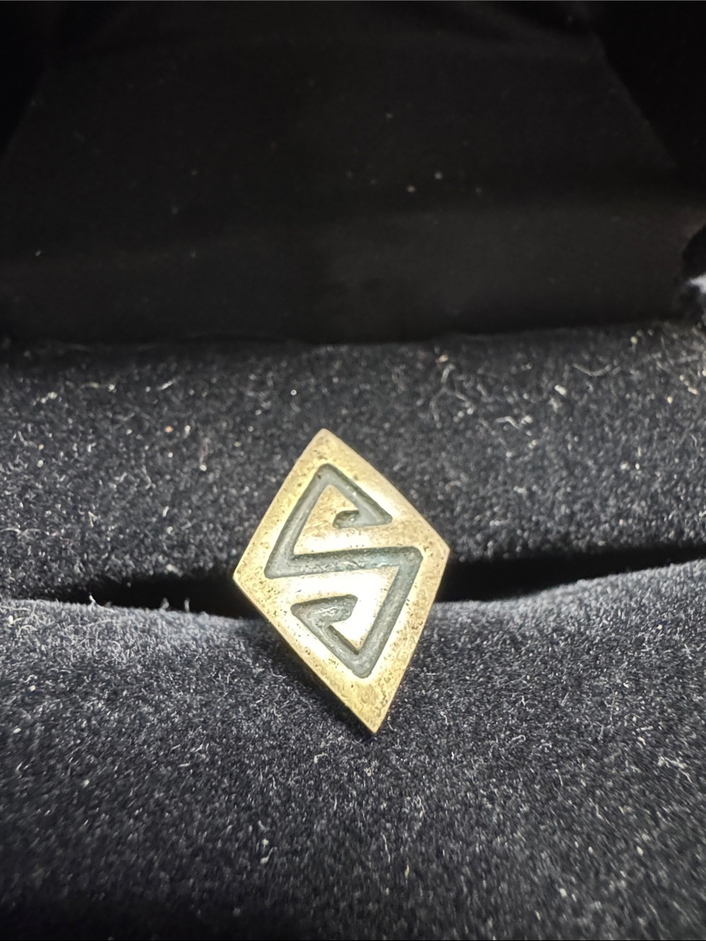 Source Unknown Gold-Tone Geometric Men's Pin with Black Inlay